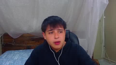 Snapshot of andrewsmile_ chatting on February 17, 2025, 12:05 pm ANDREW online show from February 17, 2025, 12:05 pm