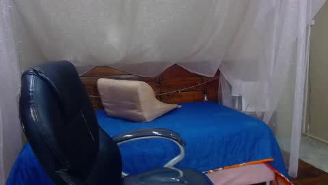 Snapshot of andrewsmile_ chatting on February 23, 2025, 12:05 pm ANDREW online show from February 23, 2025, 12:05 pm