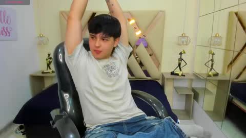 Snapshot of andrewsmile_ chatting on April 12, 2026, 12:32 pm ANDREW online show from April 12, 2026, 12:32 pm