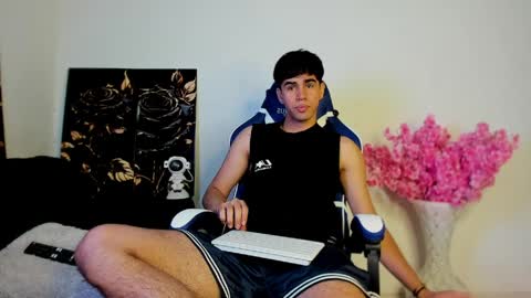 andy_wood1 online show from April 8, 2026, 4:51 pm