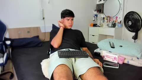 andy_wood1 online show from May 29, 2026, 11:52 am
