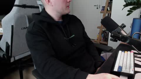 andycandy1994 online show from April 26, 2026, 8:45 am