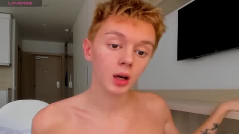 angel_andreww online show from March 3, 2025, 10:49 am