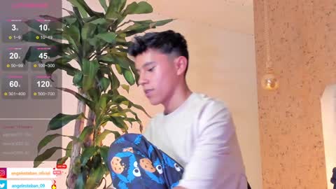 ngel Esteban  online show from February 8, 2025, 10:29 am