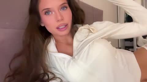 isia online show from April 17, 2026, 9:40 pm