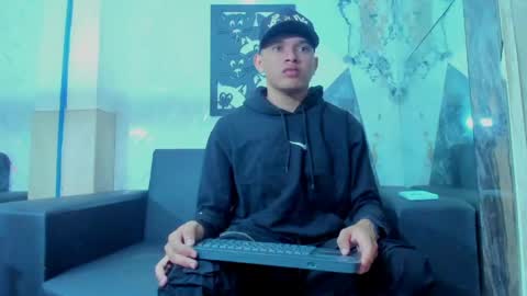 angel_villareal_ online show from April 27, 2026, 11:52 am