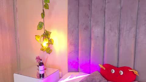 angelicaa_garcia online show from May 18, 2026, 12:00 pm