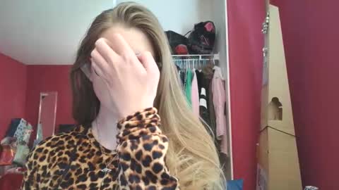 AngelicAngel online show from November 19, 2025, 6:08 pm