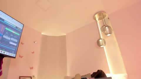 Angeline  online show from November 12, 2025, 1:22 pm