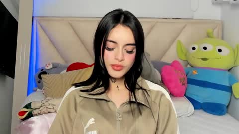 Angeline Smith  online show from March 4, 2025, 7:41 am