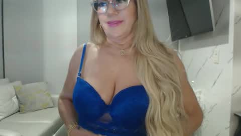 angelinna_12 online show from January 12, 2026, 5:01 am