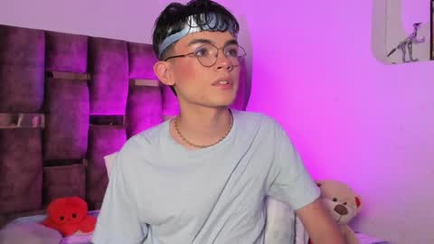 Snapshot of angelocute_ chatting on January 3, 2025, 4:22 am Angelo I work from home this is my room  online show from January 3, 2025, 4:22 am