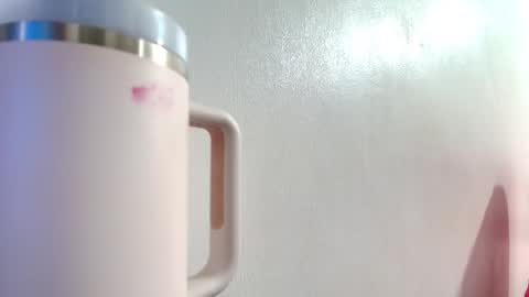 ana independent model online show from September 25, 2025, 10:08 am