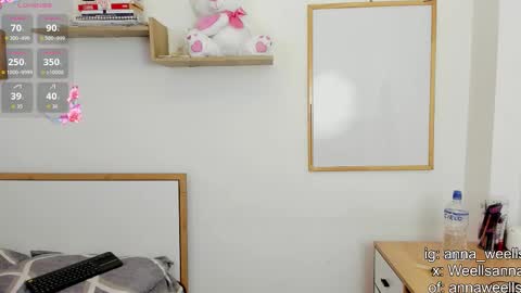  Anna Weells  online show from October 25, 2025, 12:02 pm