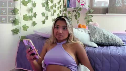 Snapshot of annebull_ chatting on January 22, 2025, 8:49 pm Anne online show from January 22, 2025, 8:49 pm