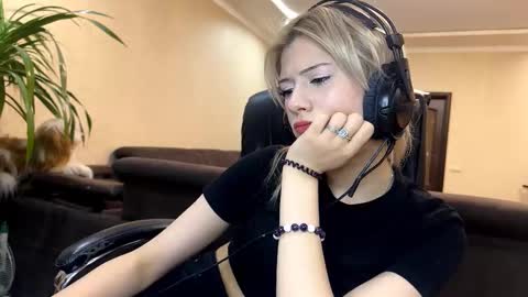 annie1fuc4 online show from March 19, 2026, 6:01 pm