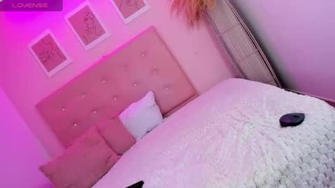 annie_dolce_ online show from June 3, 2026, 2:33 pm