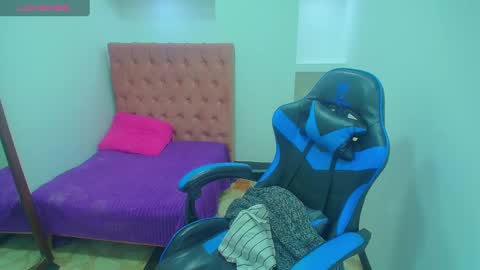 Snapshot of anniee_x chatting on February 28, 2025, 5:37 pm Anniee online show from February 28, 2025, 5:37 pm