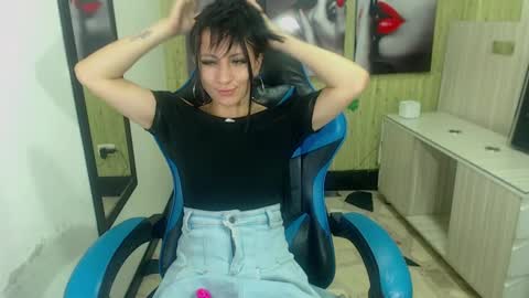 Snapshot of anniee_x chatting on March 1, 2025, 2:44 pm Anniee online show from March 1, 2025, 2:44 pm
