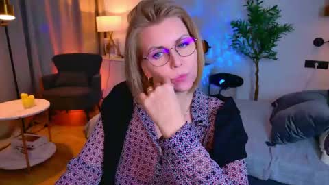 Snapshot of annielight chatting on April 25, 2026, 1:41 pm Annie online show from April 25, 2026, 1:41 pm