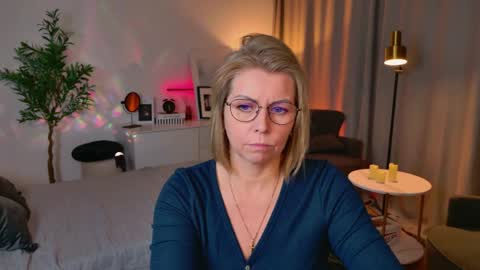 Snapshot of annielight chatting on April 27, 2026, 7:17 am Annie online show from April 27, 2026, 7:17 am