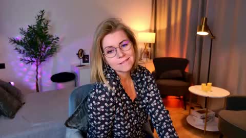Snapshot of annielight chatting on May 19, 2026, 6:53 am Annie online show from May 19, 2026, 6:53 am