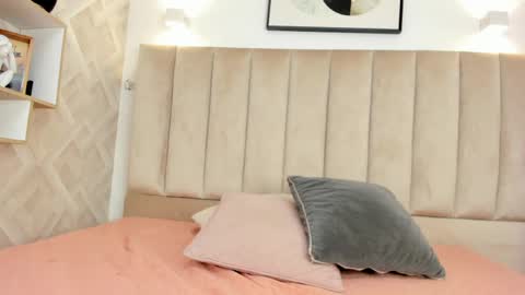 Annie Queen online show from April 12, 2026, 2:27 am