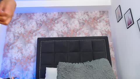 Anniieleonhart online show from February 5, 2025, 8:25 pm