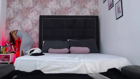 Anniieleonhart online show from February 26, 2025, 8:33 pm