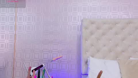 Anniieleonhart online show from October 7, 2025, 7:55 pm