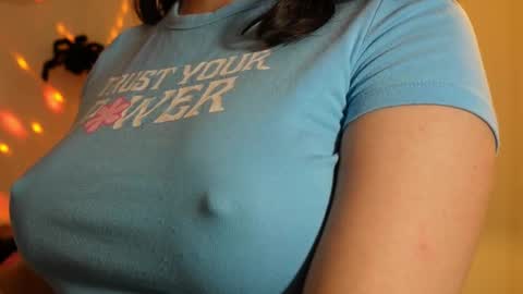 Snapshot of anny_dee chatting on October 22, 2025, 4:35 am Anny online show from October 22, 2025, 4:35 am