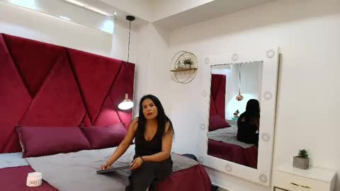 Snapshot of anthonelaa__ chatting on May 25, 2026, 8:04 pm Anthonelaa online show from May 25, 2026, 8:04 pm