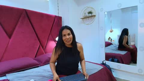 Snapshot of anthonelaa__ chatting on May 26, 2026, 8:27 pm Anthonelaa online show from May 26, 2026, 8:27 pm