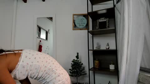Antonela online show from December 15, 2024, 8:36 pm