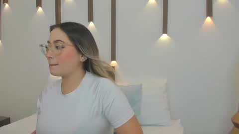 A N T O N E L L A  online show from February 5, 2025, 12:06 pm