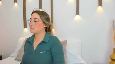 A N T O N E L L A  online show from March 3, 2025, 12:16 pm