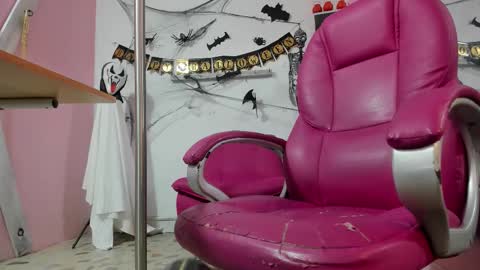 ANTONELLA online show from October 19, 2025, 11:05 pm