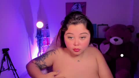   Independent model  online show from February 5, 2025, 10:22 pm