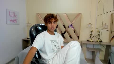 anyelotwink online show from January 14, 2026, 2:33 pm