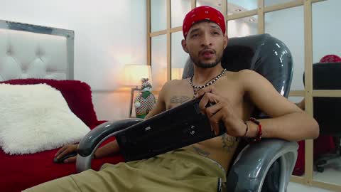 Snapshot of apolo_98 chatting on December 23, 2024, 4:50 pm APOLO online show from December 23, 2024, 4:50 pm