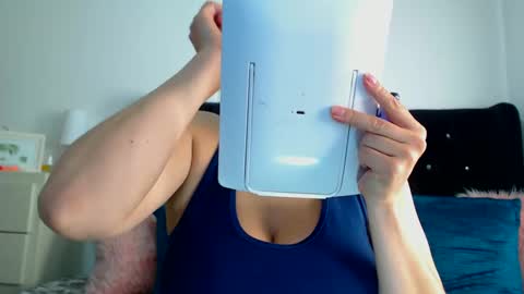 Snapshot of april_harrys chatting on March 5, 2025, 2:45 pm April online show from March 5, 2025, 2:45 pm