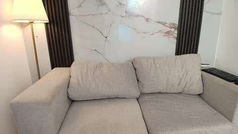 aprillross online show from December 15, 2025, 12:31 pm