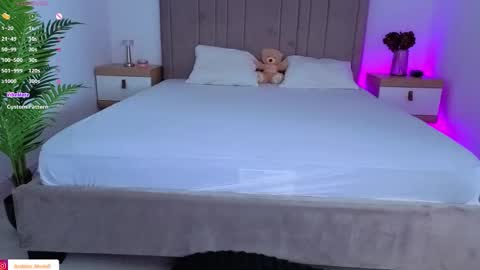 IsaBella online show from December 2, 2025, 9:47 am