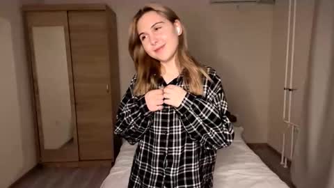 Emi online show from December 3, 2025, 3:54 pm