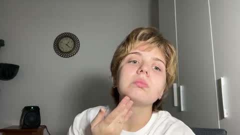 Snapshot of ari_crystal chatting on February 2, 2026, 11:20 am ari_crystal online show from February 2, 2026, 11:20 am