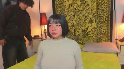 aria y orien  online show from September 22, 2025, 11:01 am