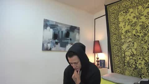 aria y orien  online show from November 27, 2025, 11:01 am