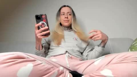 Ariana  Steven online show from February 8, 2026, 12:25 am