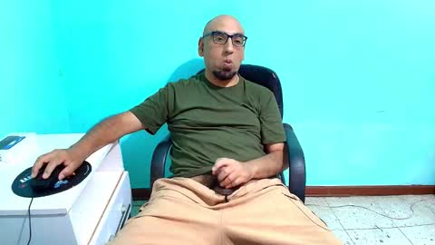 arnelux72 online show from November 17, 2025, 5:13 am