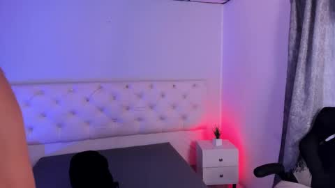 Aron cruz  online show from November 11, 2025, 1:22 pm